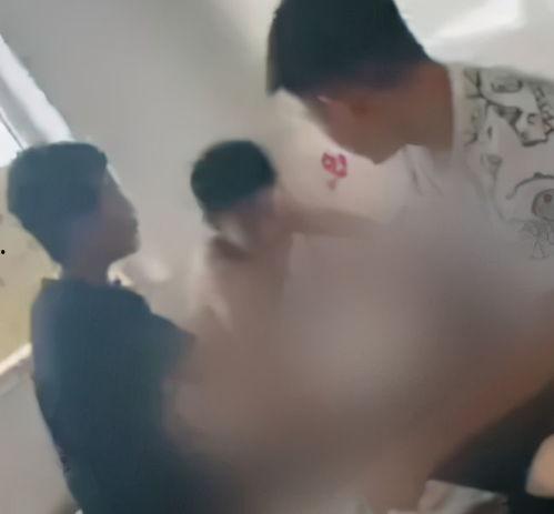 学生强吻老师的胸视频,学生强吻老师胸部的惊人一幕